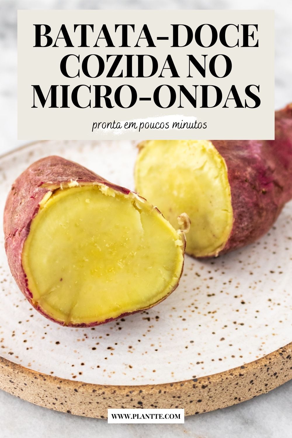 batata-doce cozida no micro-ondas em um prato cortada pela metade