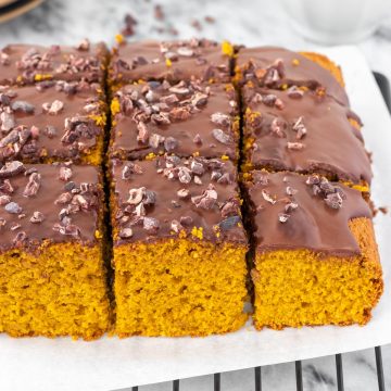 bolo de cenoura sem glúten cortado em pedaços em cima de uma grade