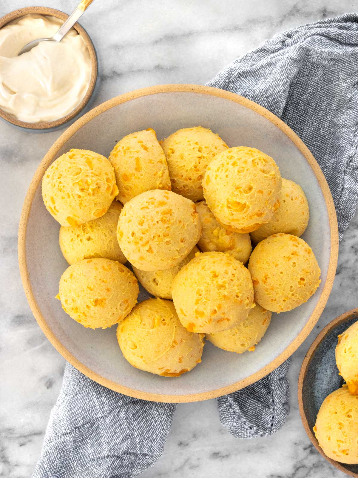 prato de pães de queijo veganos