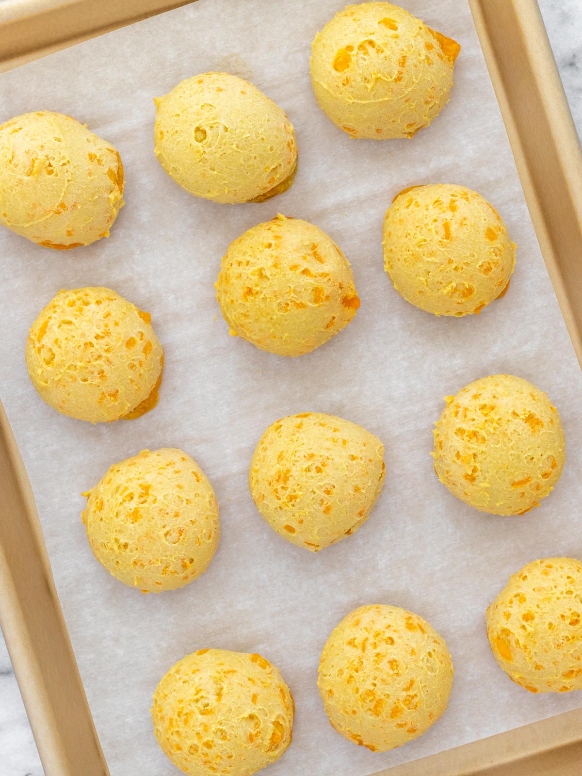 assadeira com bolinhas de pão de queijo vegano assados