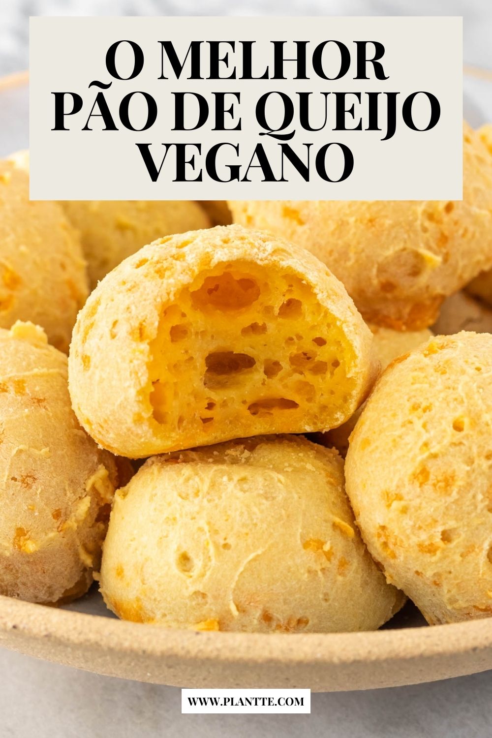 vista lateral de um prato com pães de queijo vegano, sendo que um deles está mordido, mostrando seu interior