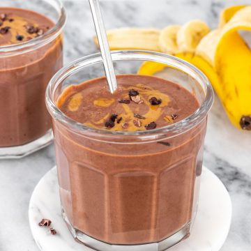 copo com smoothie de chocolate