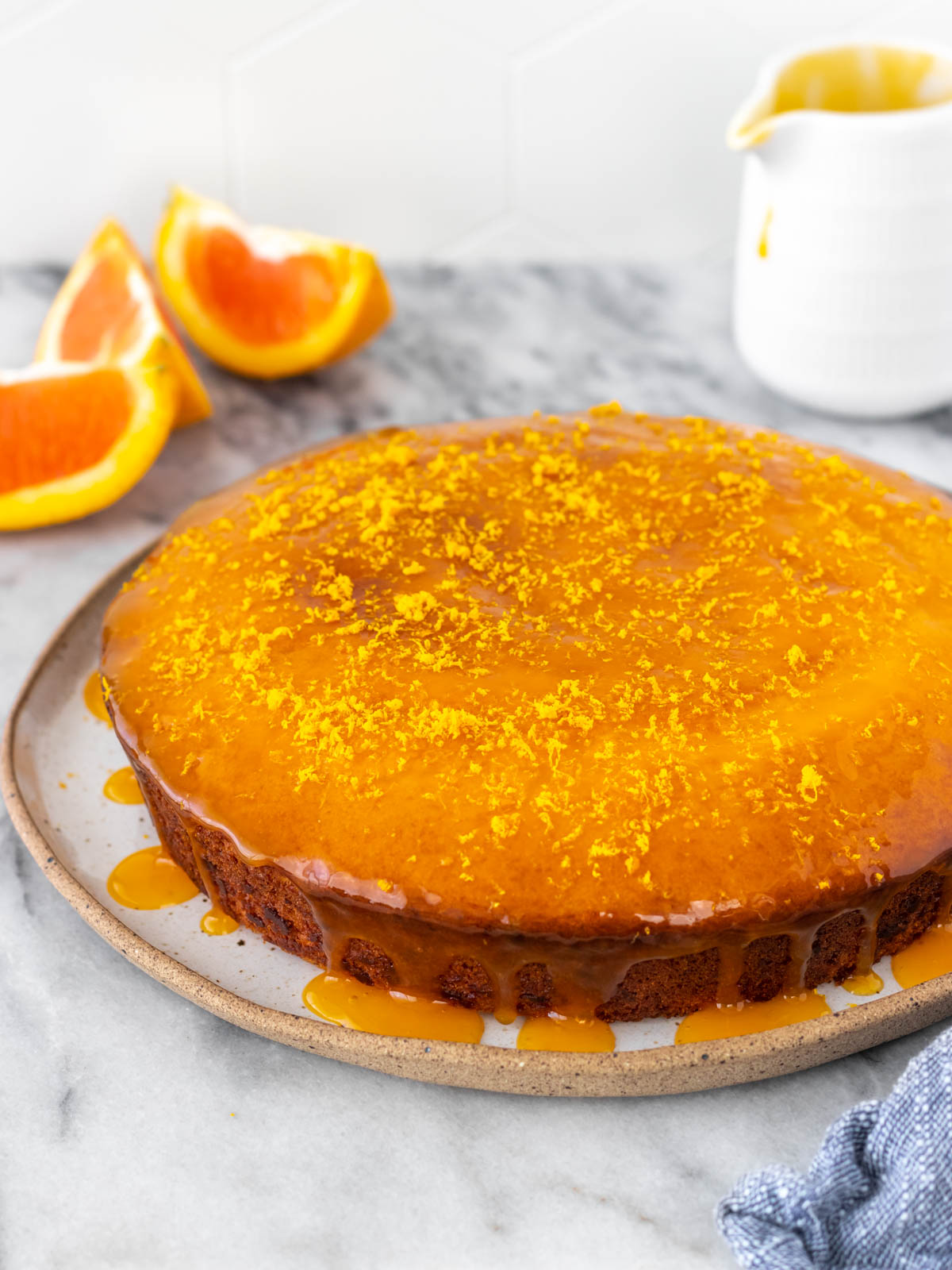 bolo de laranja vegano com cobertura de laranja e raspas de laranja por cima