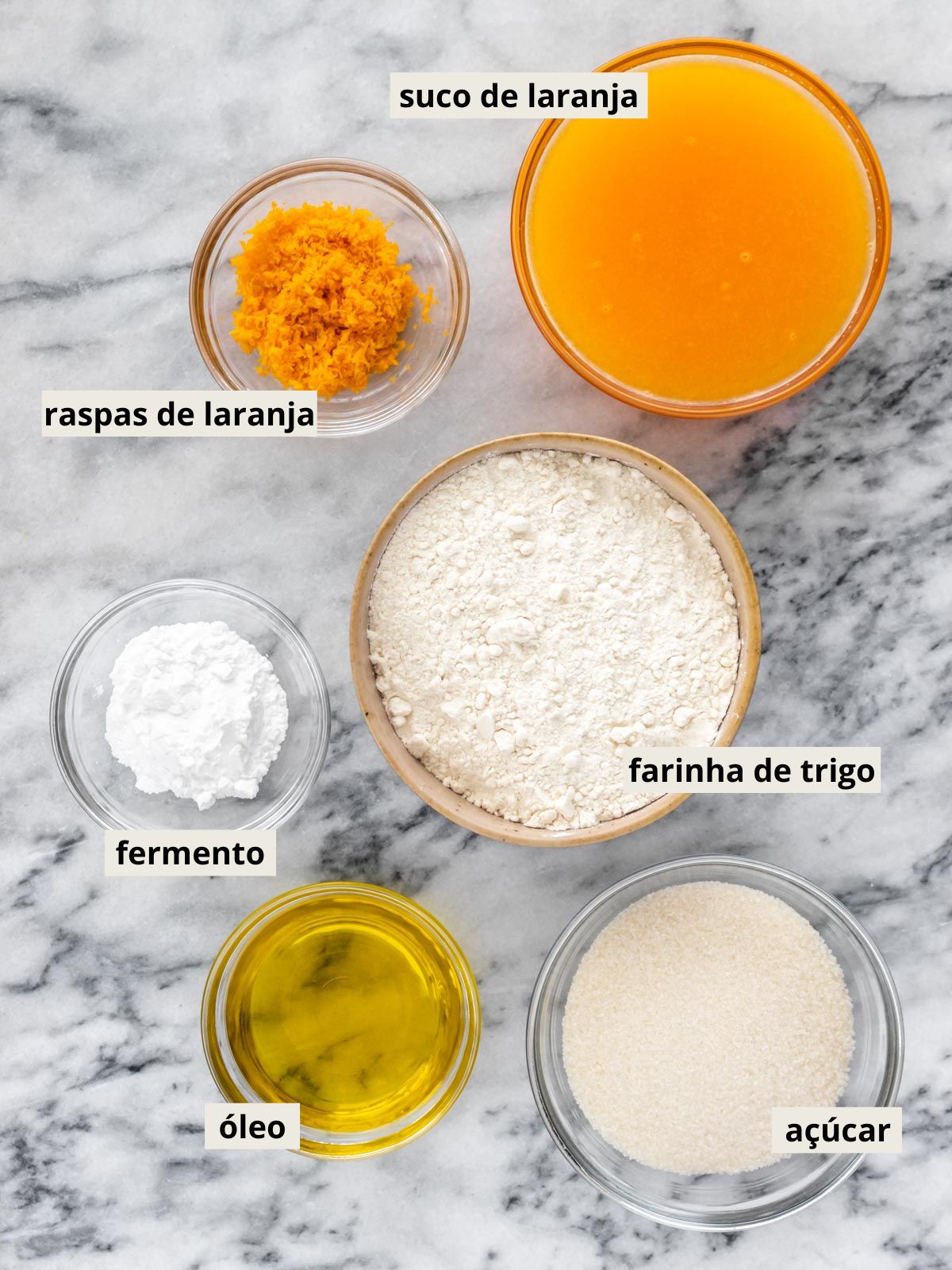 ingredientes para fazer bolo de laranja vegano: suco de laranja, raspas de laranja, farinha de trigo, óleo vegetal, açúcar e fermento em pó
