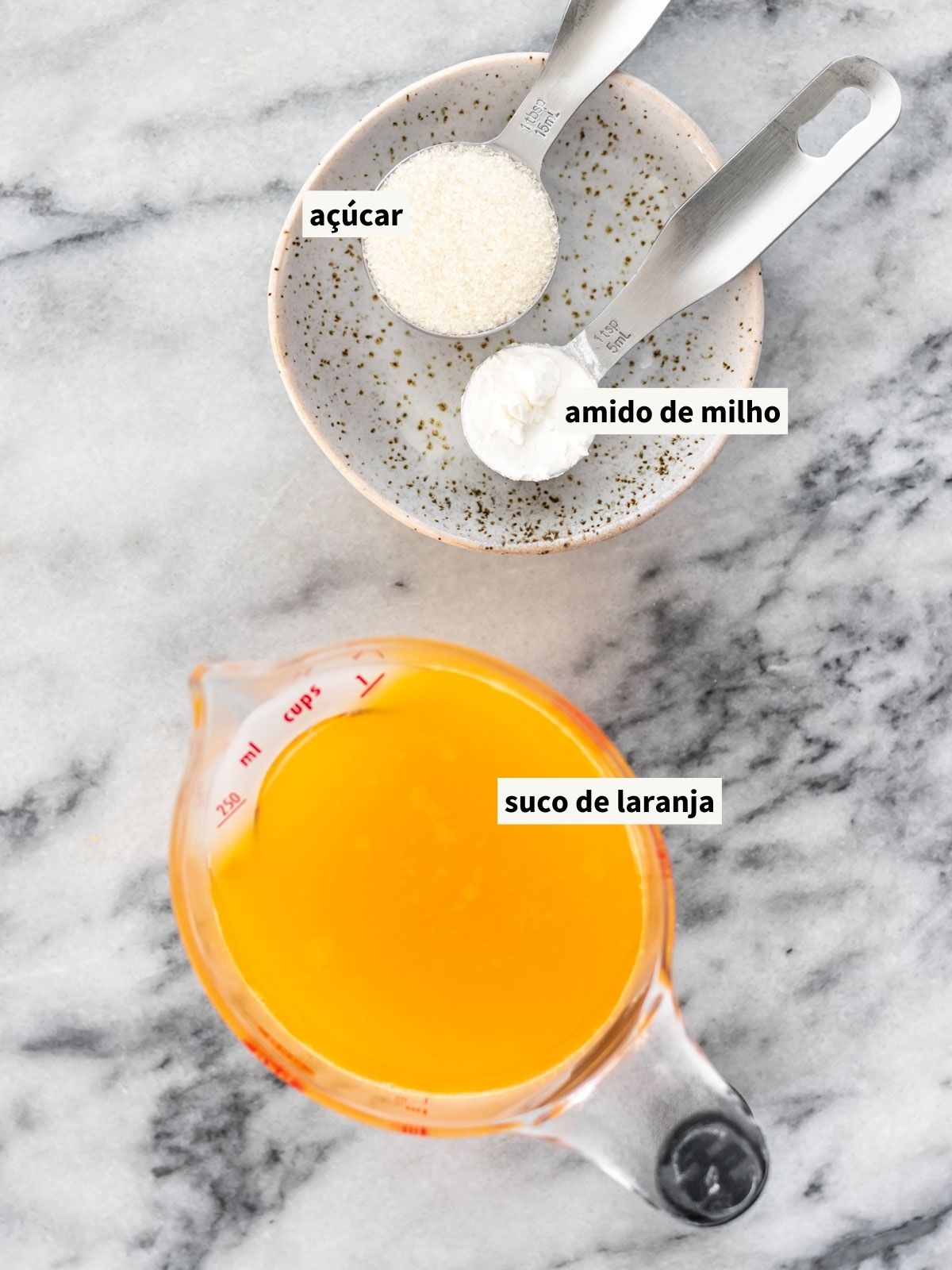 ingredientes para fazer calda de laranja para bolo, incluindo suco de laranja natural, açúcar e amido de milho