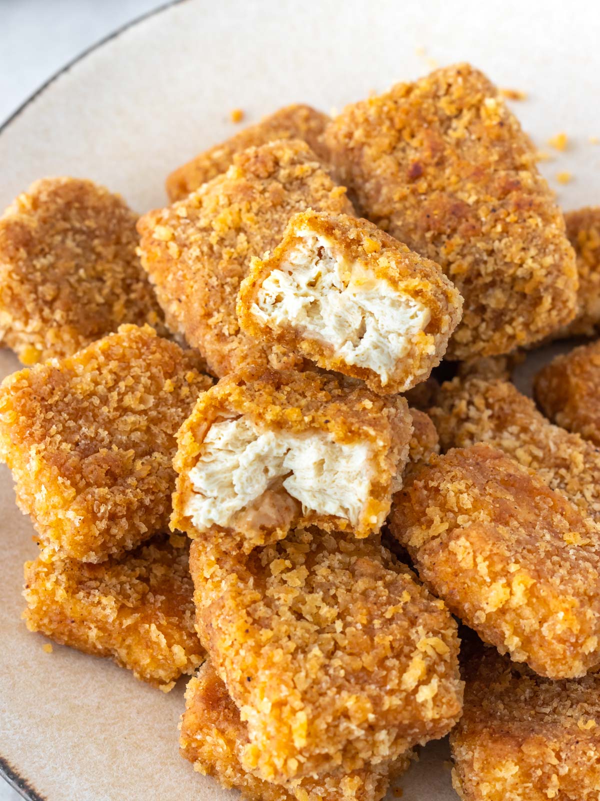 interior de um nuggets vegano cortado ao meio