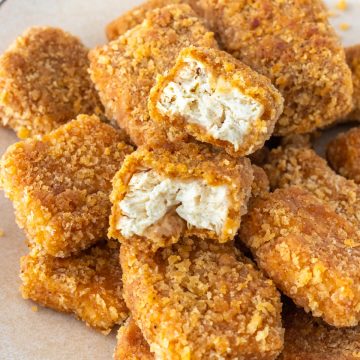 interior de um nuggets vegano cortado ao meio
