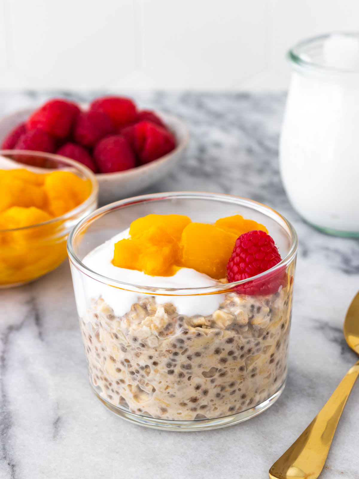 overnight oats básico servido em um copinho com iogurte, manga e framboesa