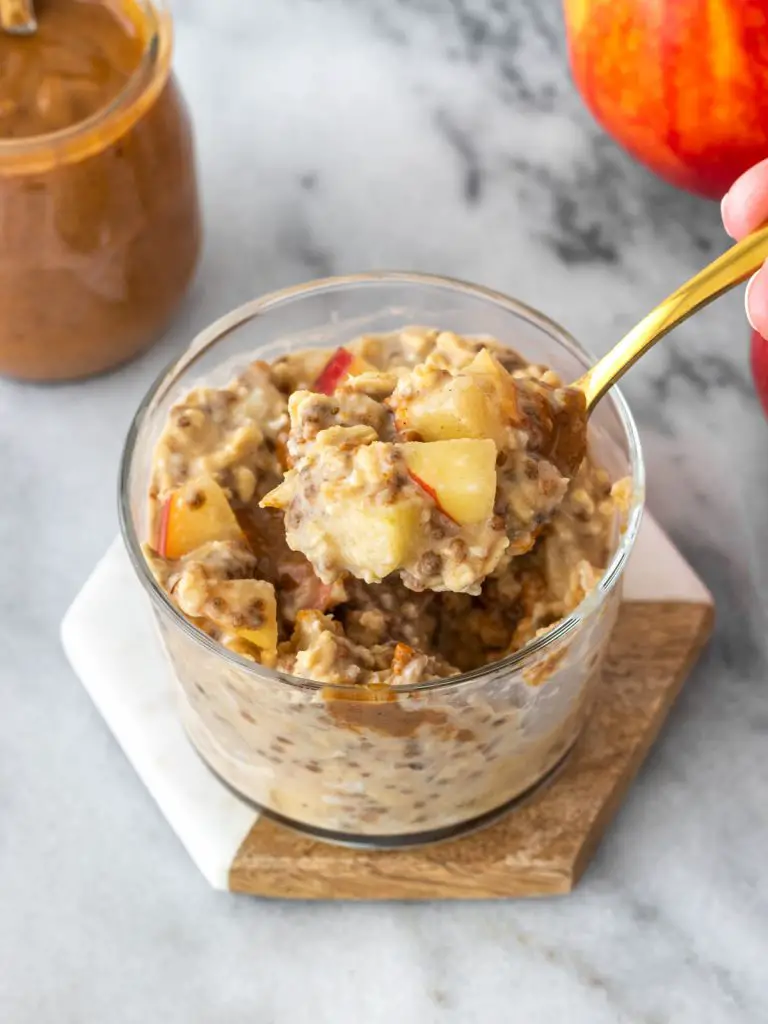 overnight oats de maçã com canela servido em um copinho com pasta de amêndoas
