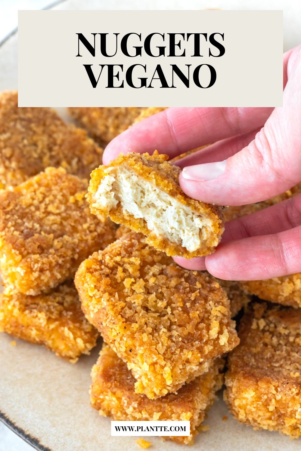 mão segurando um nuggets vegano mordido