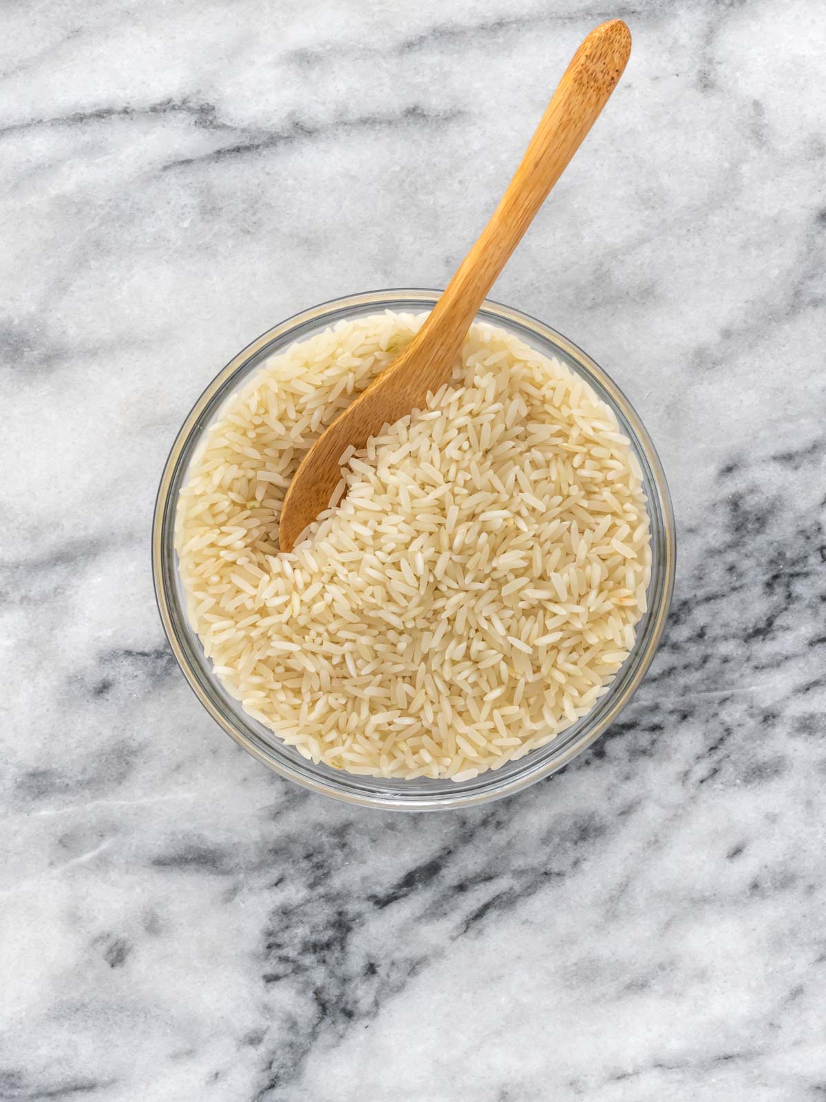 arroz branco cru em um pote de vidro