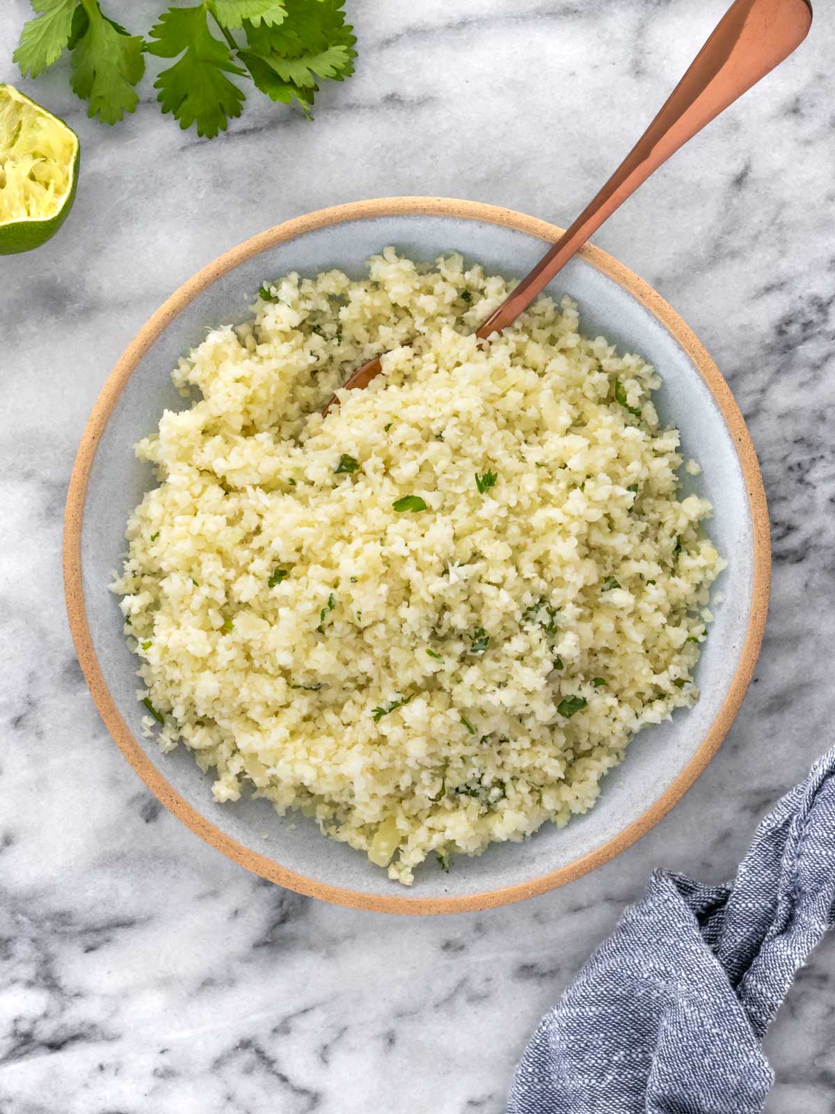 arroz de couve-flor com limão e coentro servido em um prato
