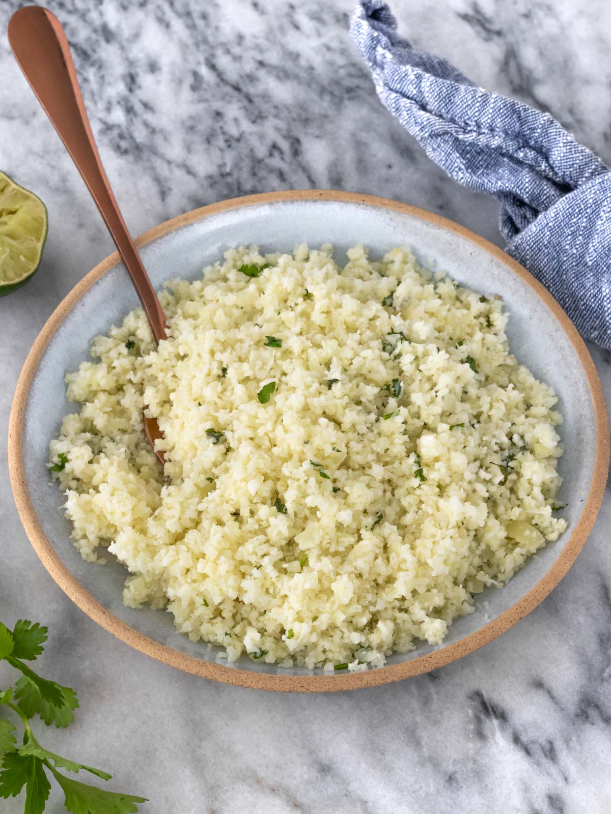 arroz de couve-flor com limão e coentro servido em um prato