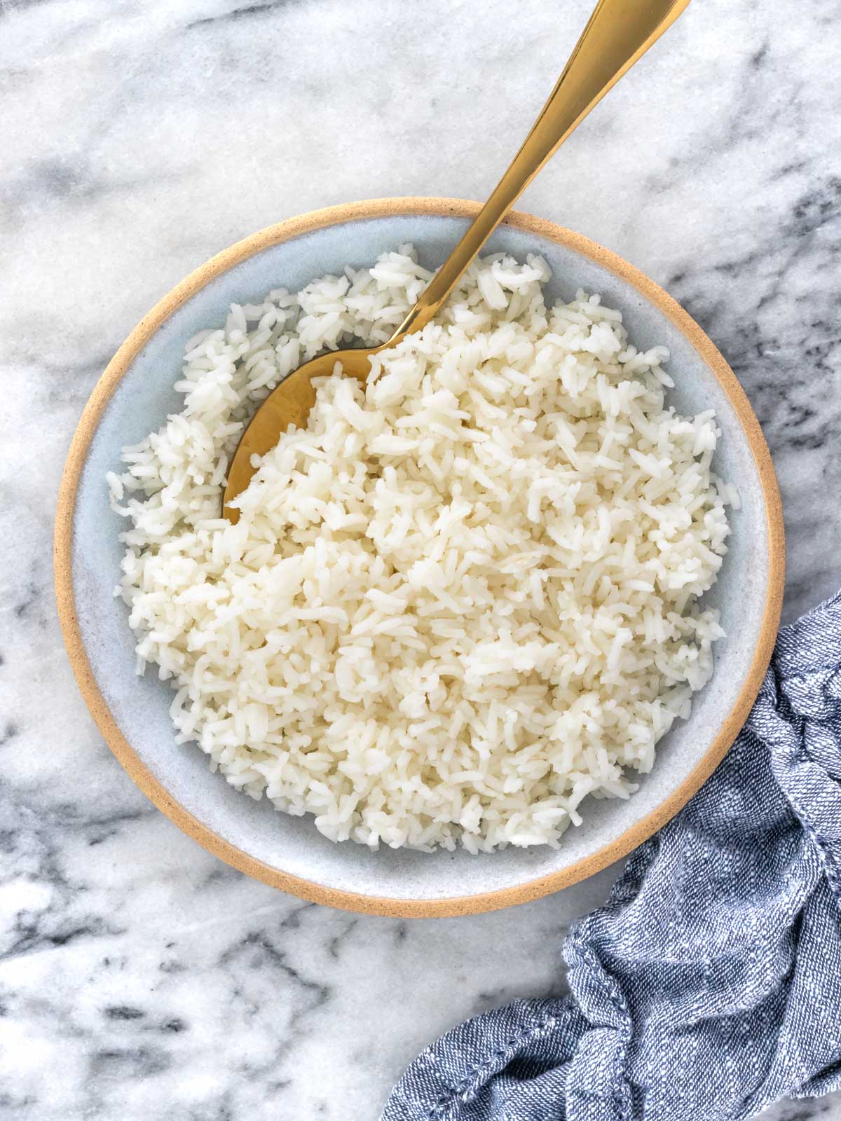 prato de arroz cozido