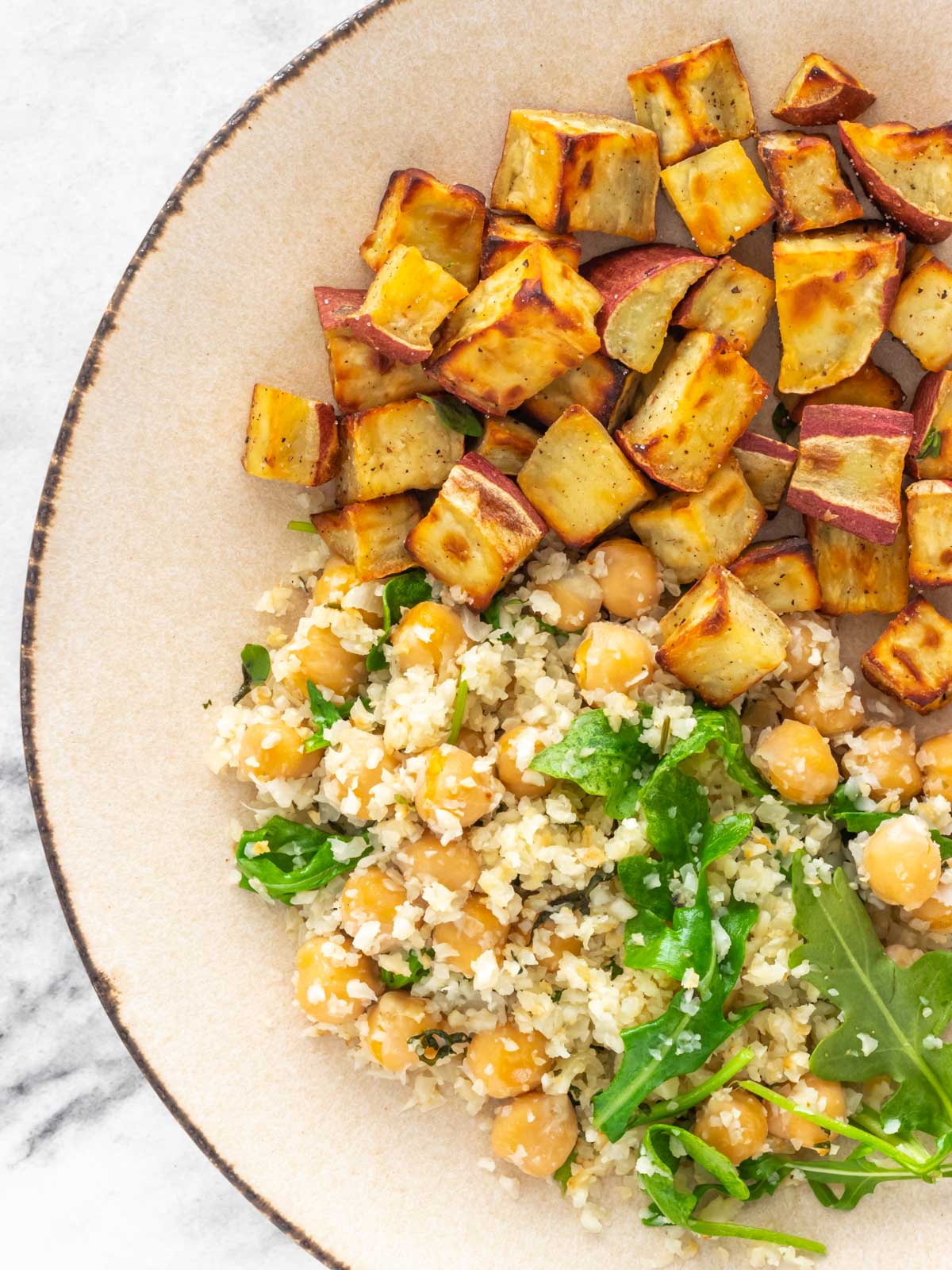 prato com batata-doce assada na airfryer, arroz de couve-flor, grão-de-bico e rúcula