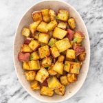 batata-doce assada na airfryer servida em um prato oval com tomilho fresco