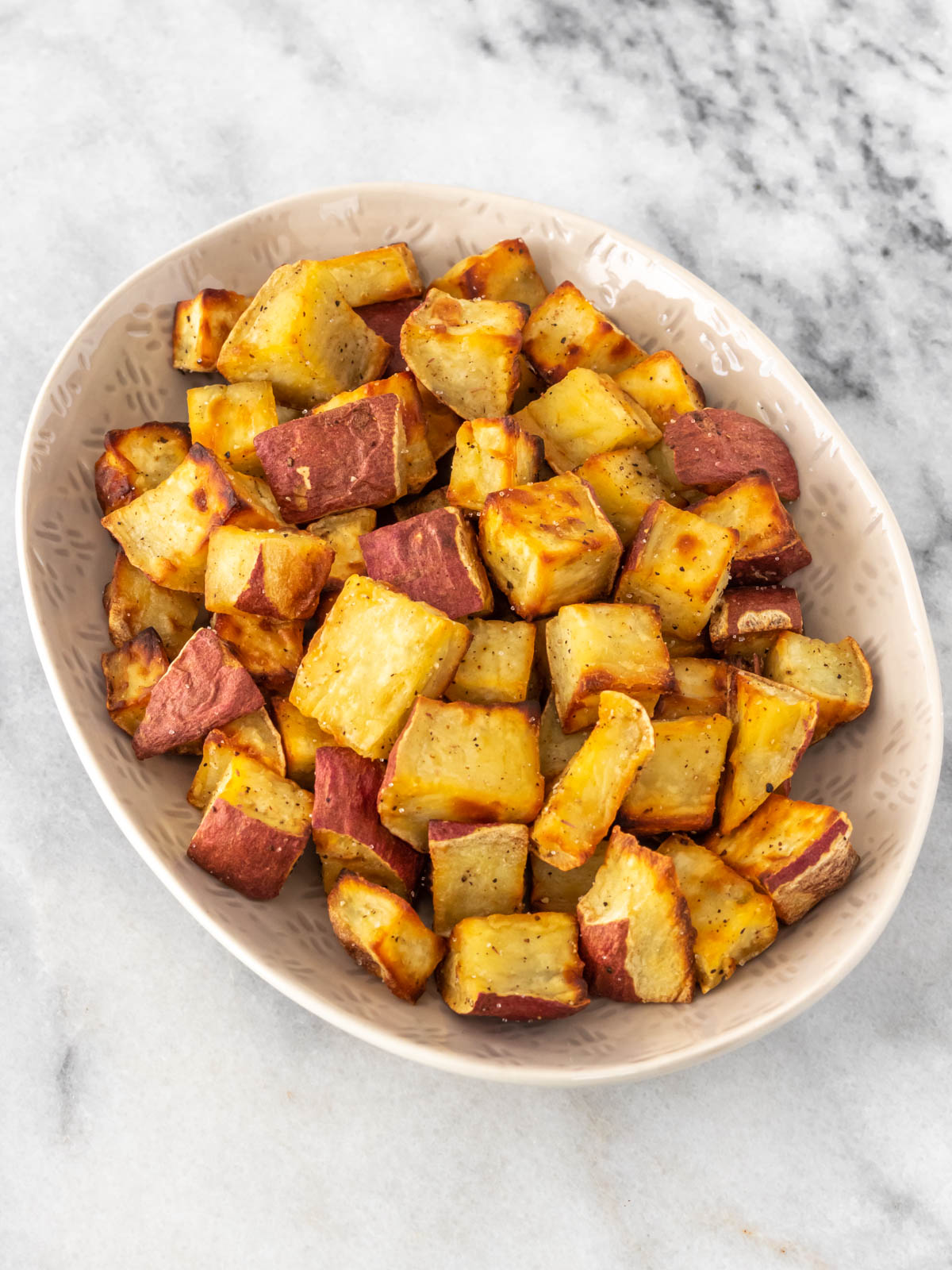 batata-doce assada na airfryer servida em um prato oval