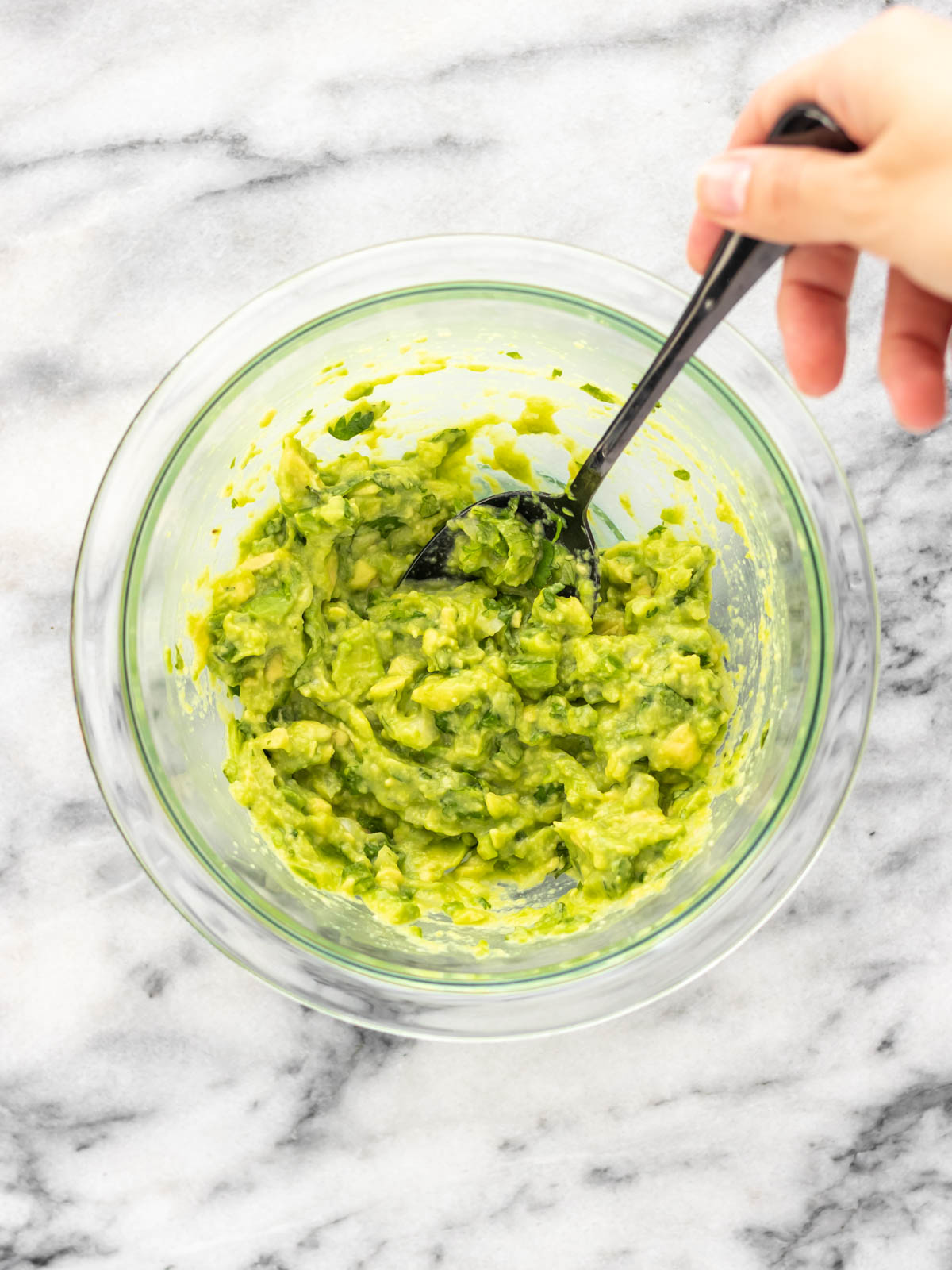 guacamole sendo preparada em um bowl