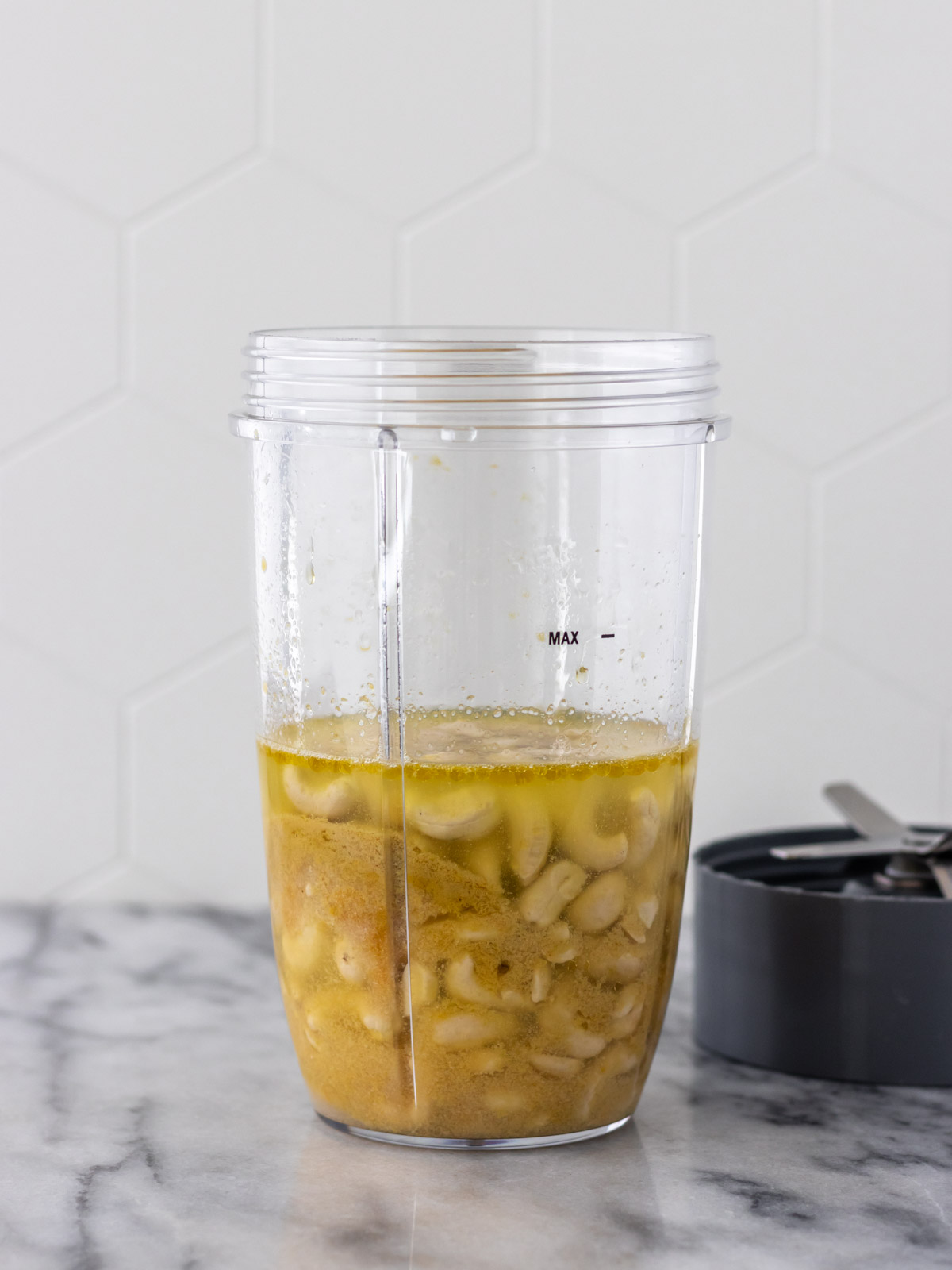 ingredientes para fazer maionese de castanha dentro do copo do liquidificador
