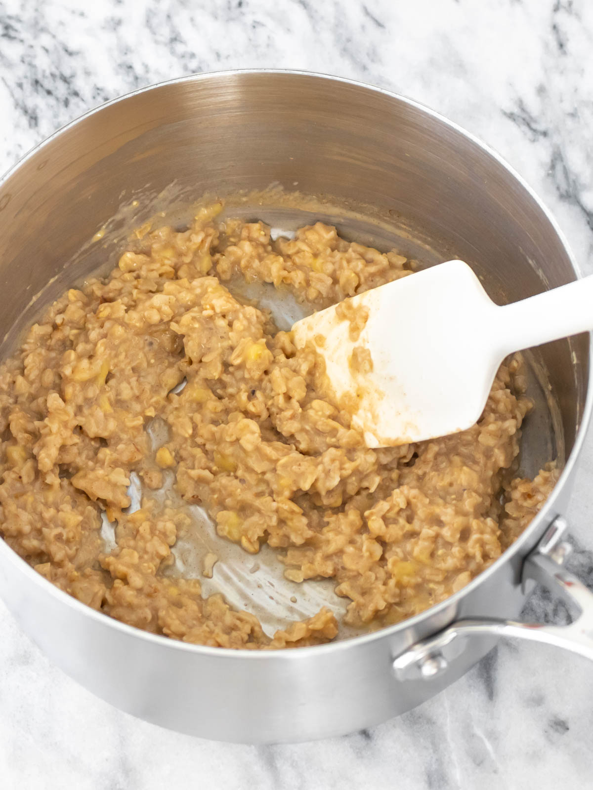 mingau de aveia com banana dentro da panela