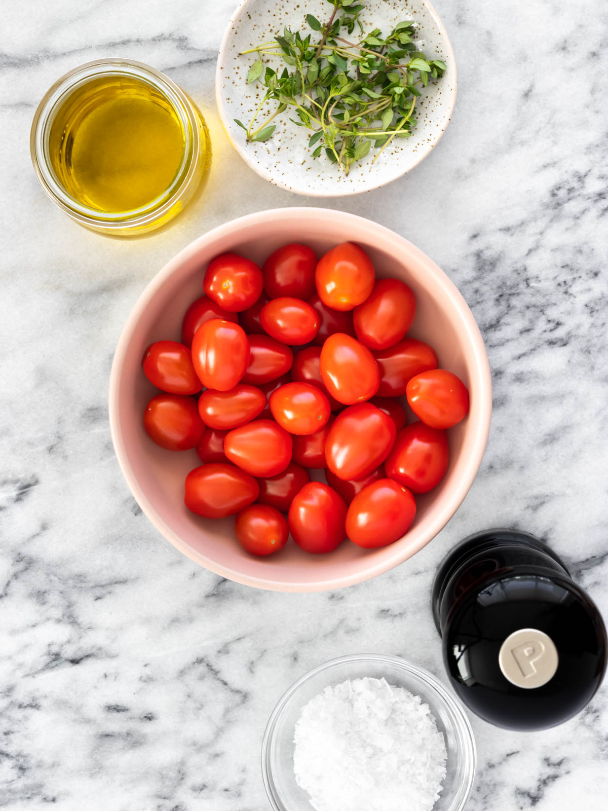 ingredientes para fazer tomate confit: tomates, azeite de oliva, sal, pimenta-do-reino e tomilho fresco