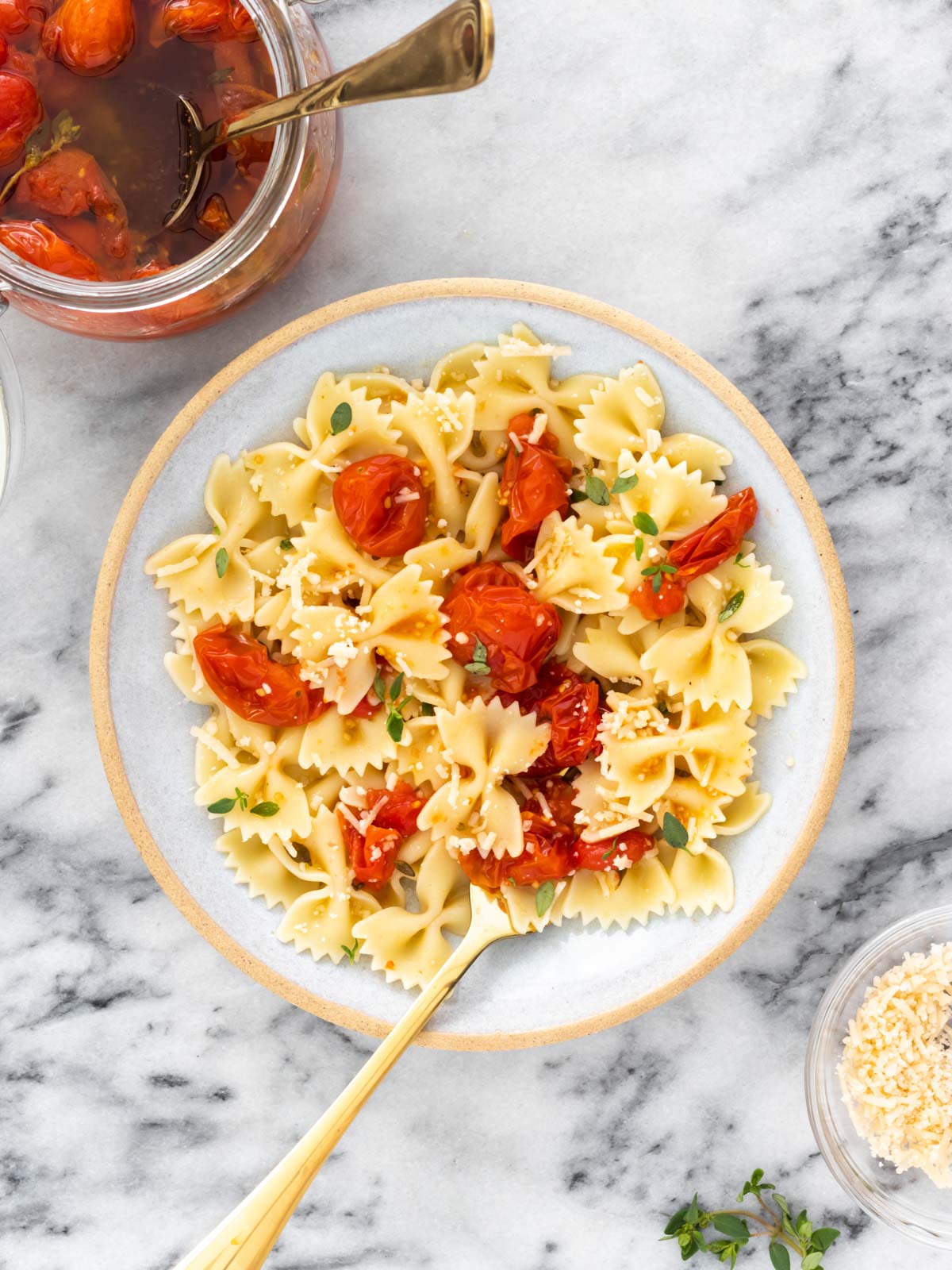 prato de macarrão com tomate confit