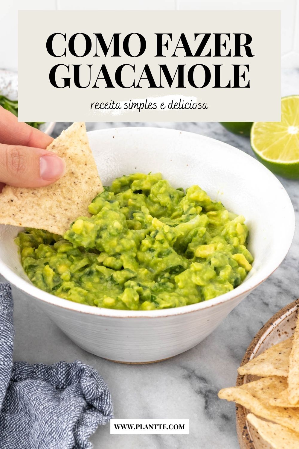 tortilla sendo inserida em um bowl de guacamole