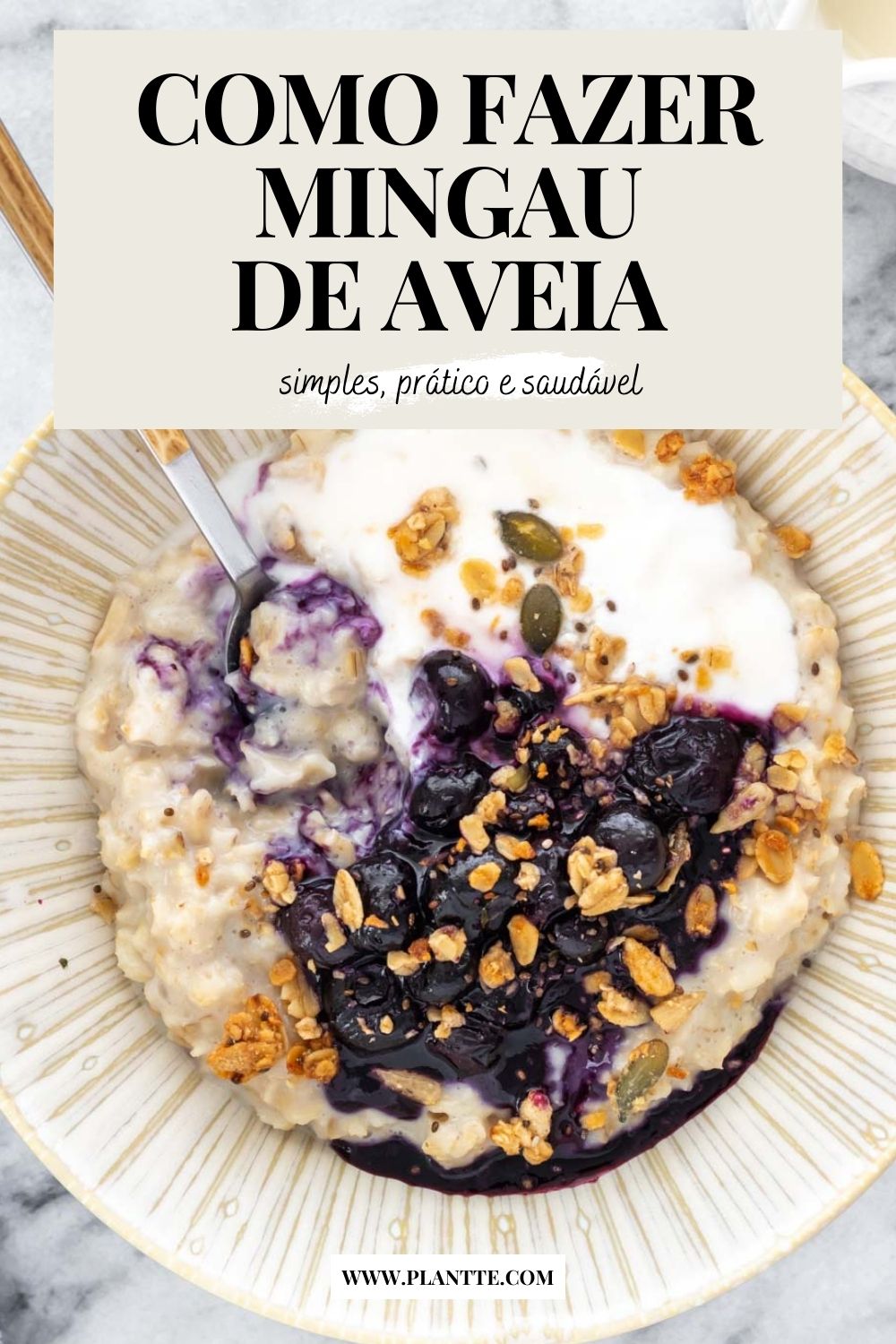 mingau de aveia servido com iogurte, geleia e granola