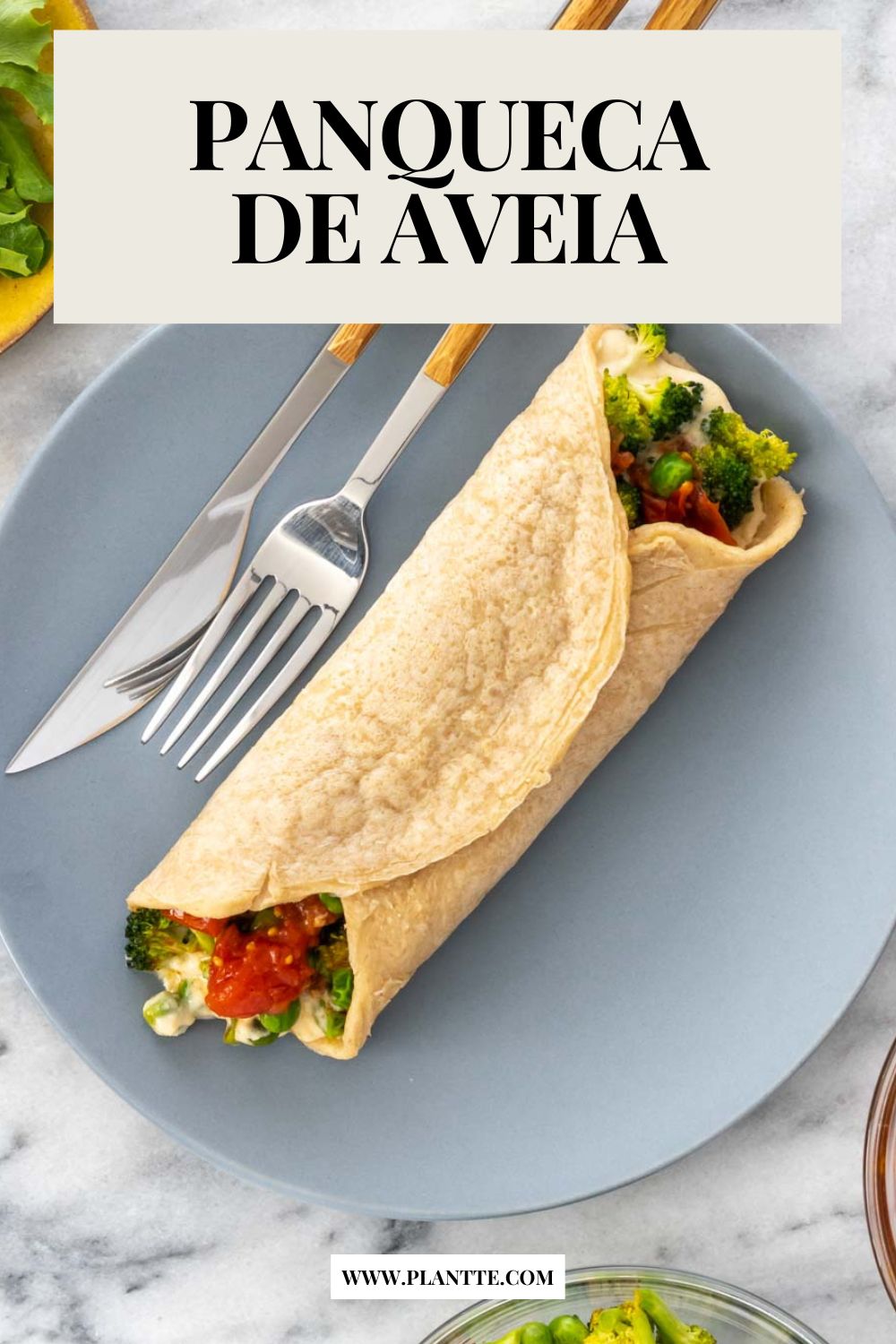 panqueca de aveia recheada com homus, brócolis, ervilha e tomate, servida em um prato azul