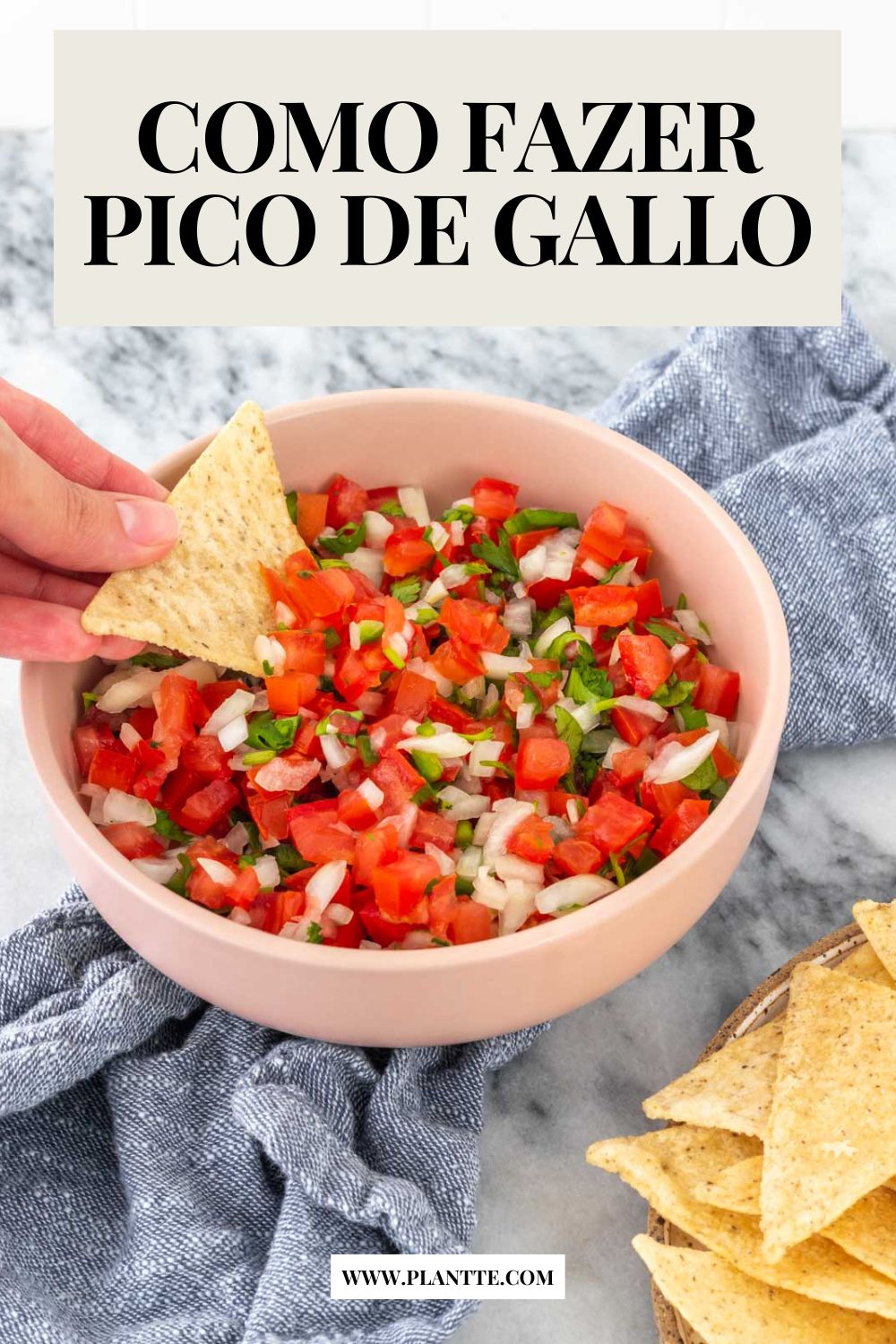 tortilla sendo inserida em um pote de pico de gallo