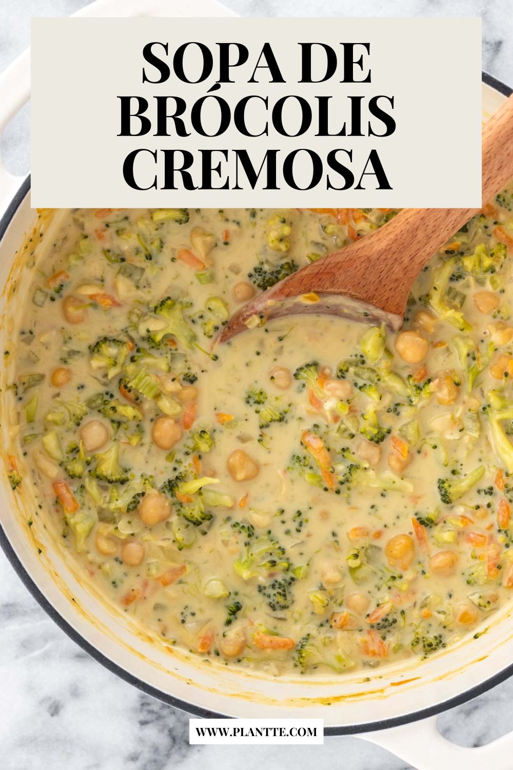 sopa de brócolis cremosa com grão-de-bico e vegetais em uma panela