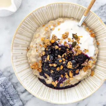 mingau de aveia servido com iogurte, geleia e granola