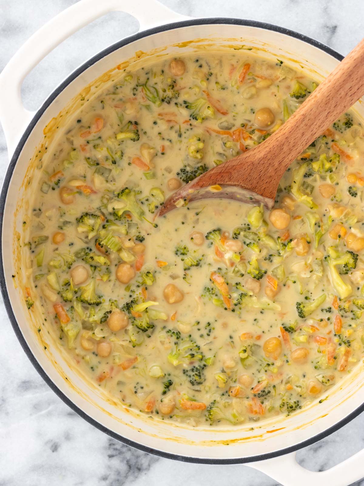 sopa de brócolis cremosa com grão-de-bico e vegetais em uma panela
