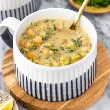 sopa de brócolis cremosa servida em um prato de sopa