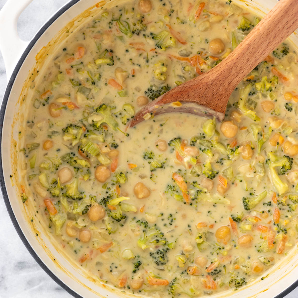 sopa de brócolis cremosa com grão-de-bico e vegetais em uma panela