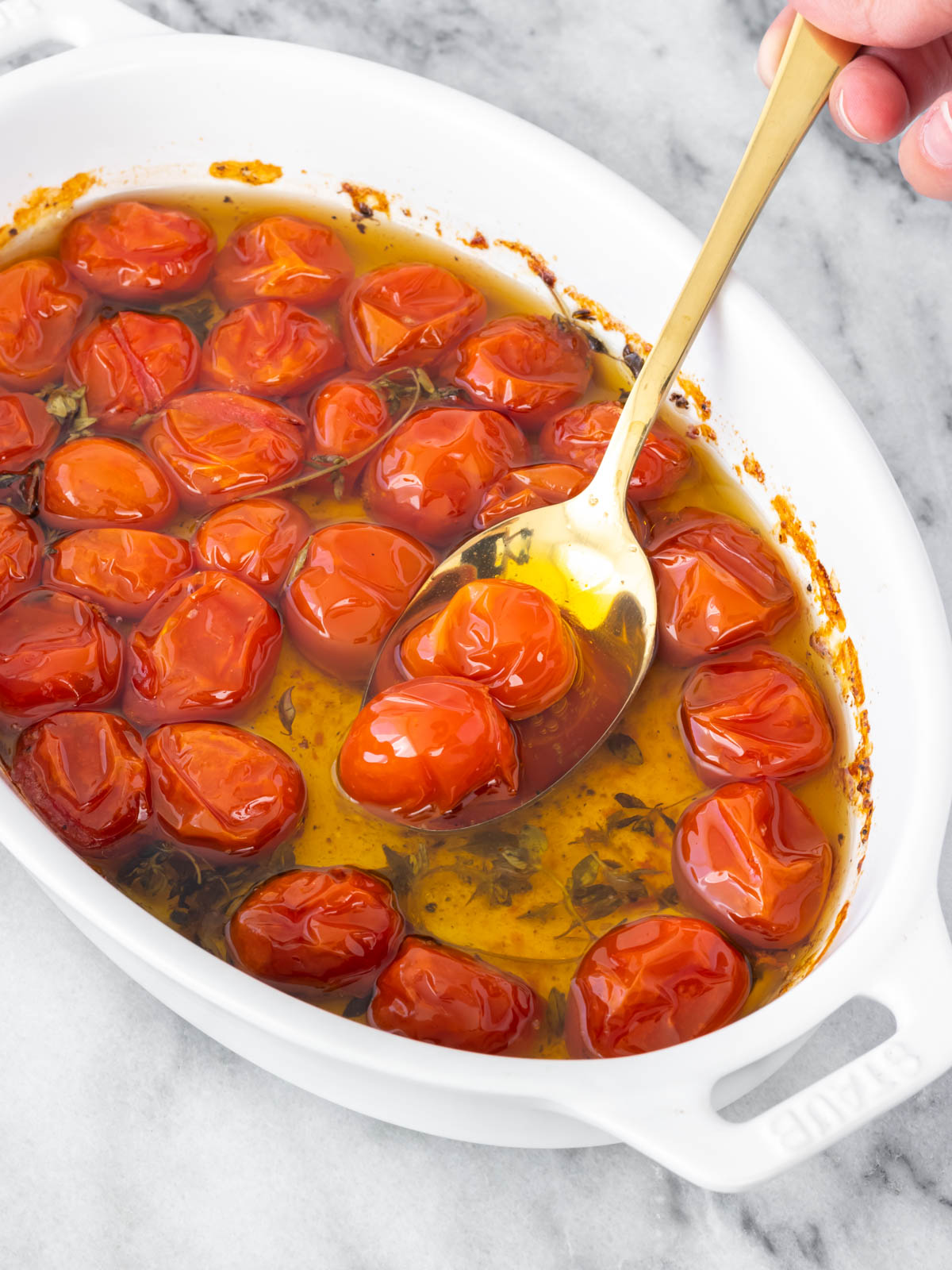 colher retirando tomate confit de assadeira