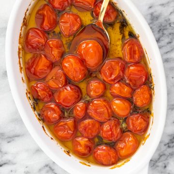 colher retirando tomate confit de assadeira