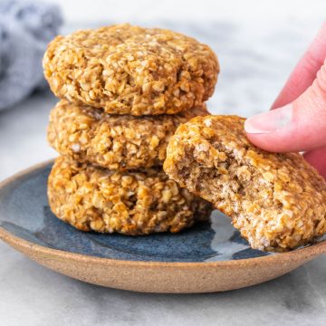 três cookies de aveia empilhados em cima de um prato