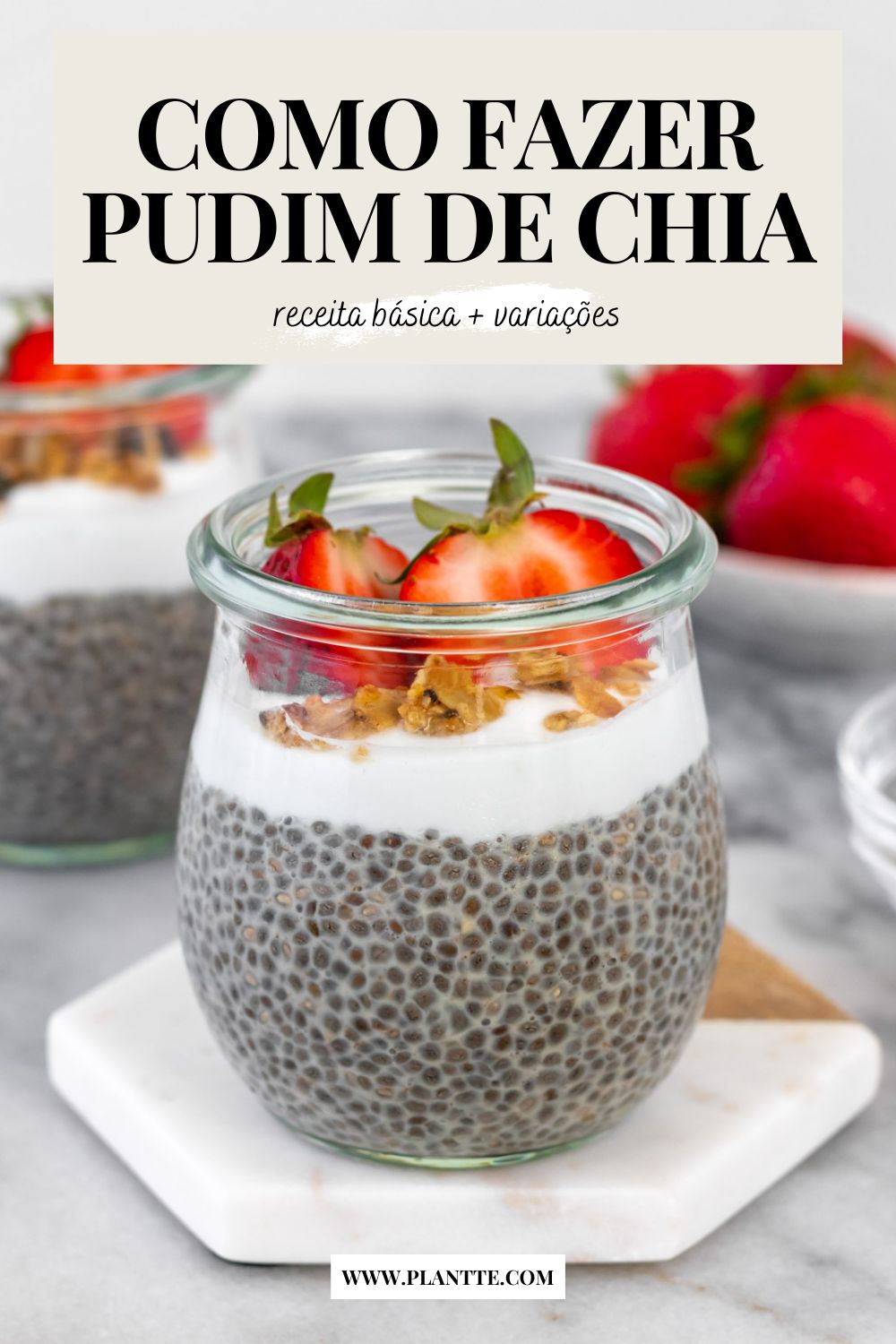 pudim de chia servido com iogurte, granola e morangos