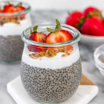 pudim de chia servido com iogurte, granola e morangos