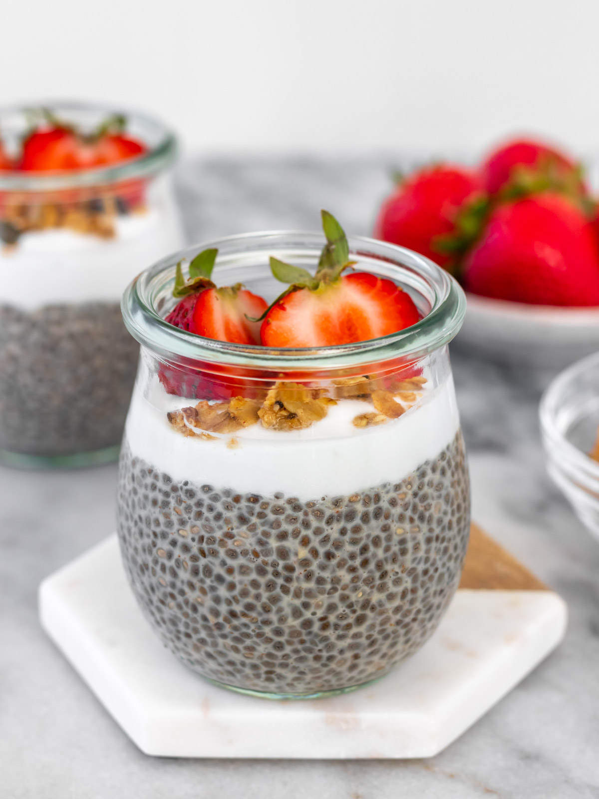 pudim de chia servido com iogurte, granola e morangos