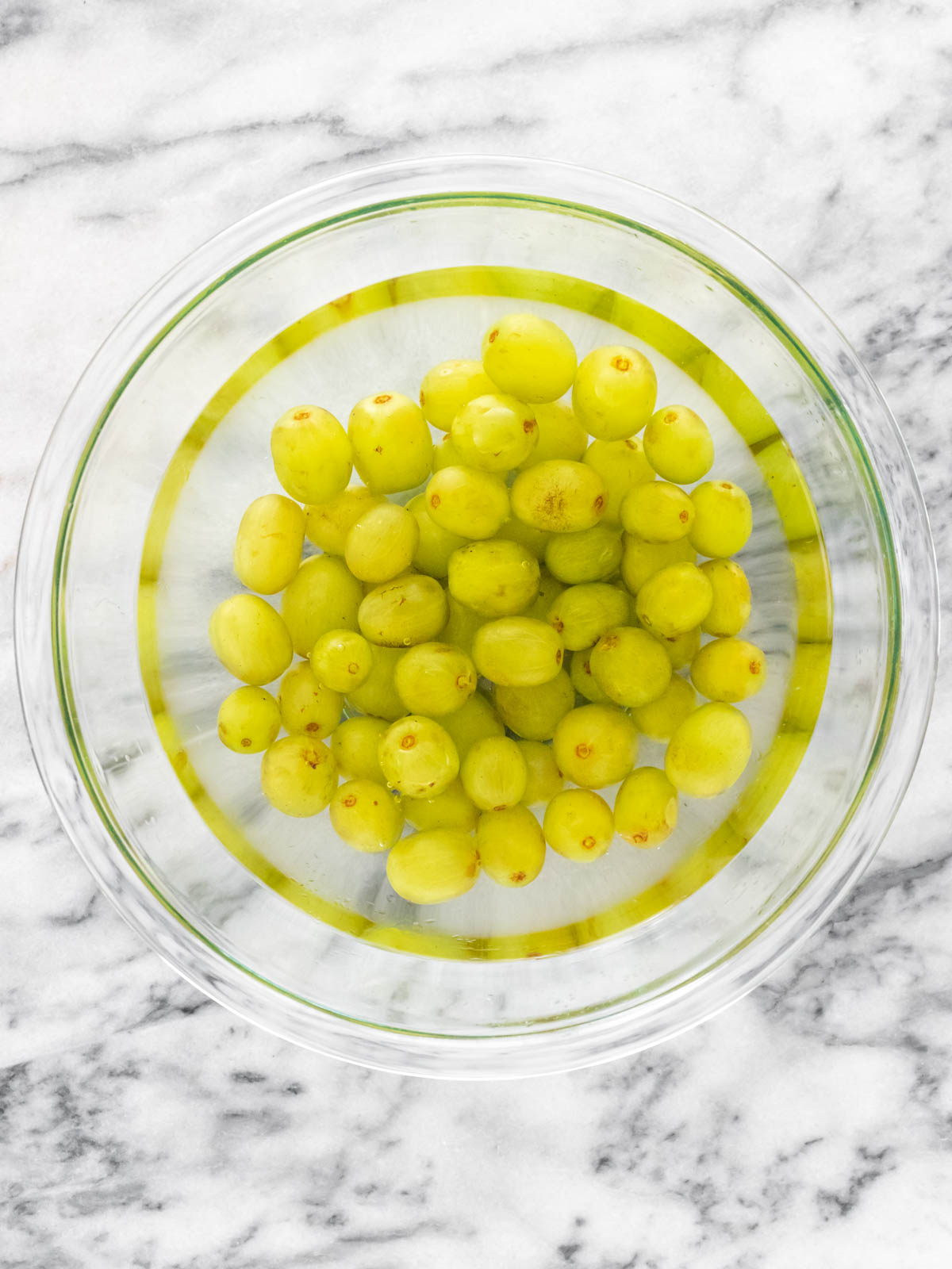 uvas de molho em solução de sanitizante