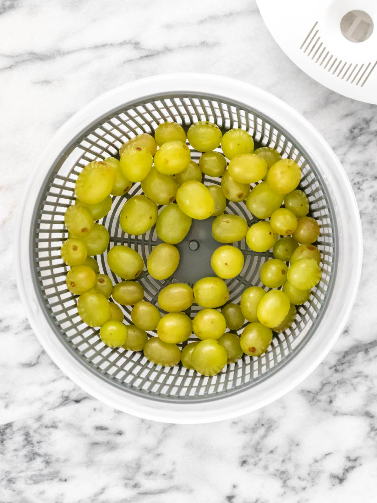 uvas dentro de uma centrífuga de saladas