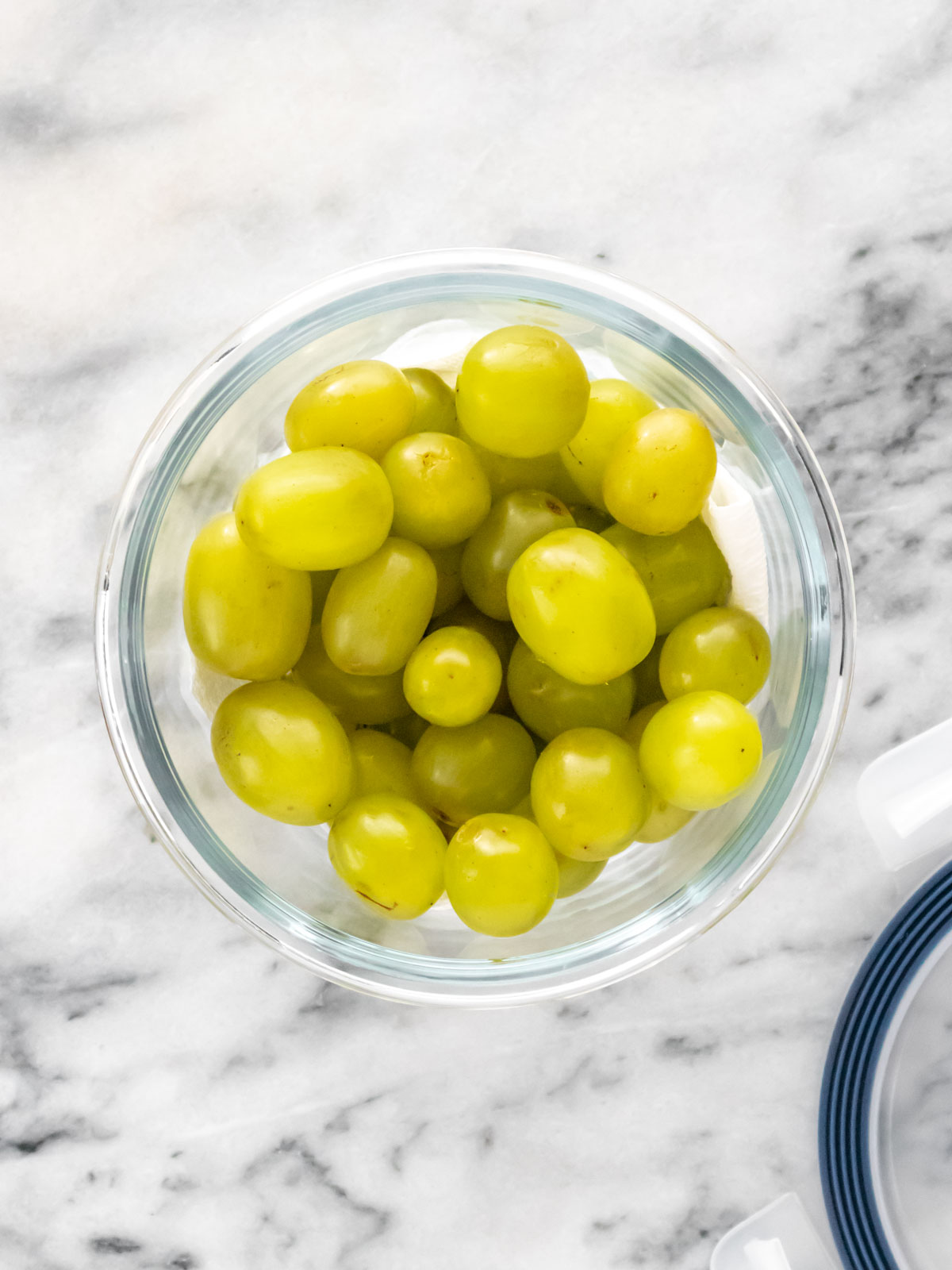 uvas lavadas dentro de um pote forrado com papel-toalha