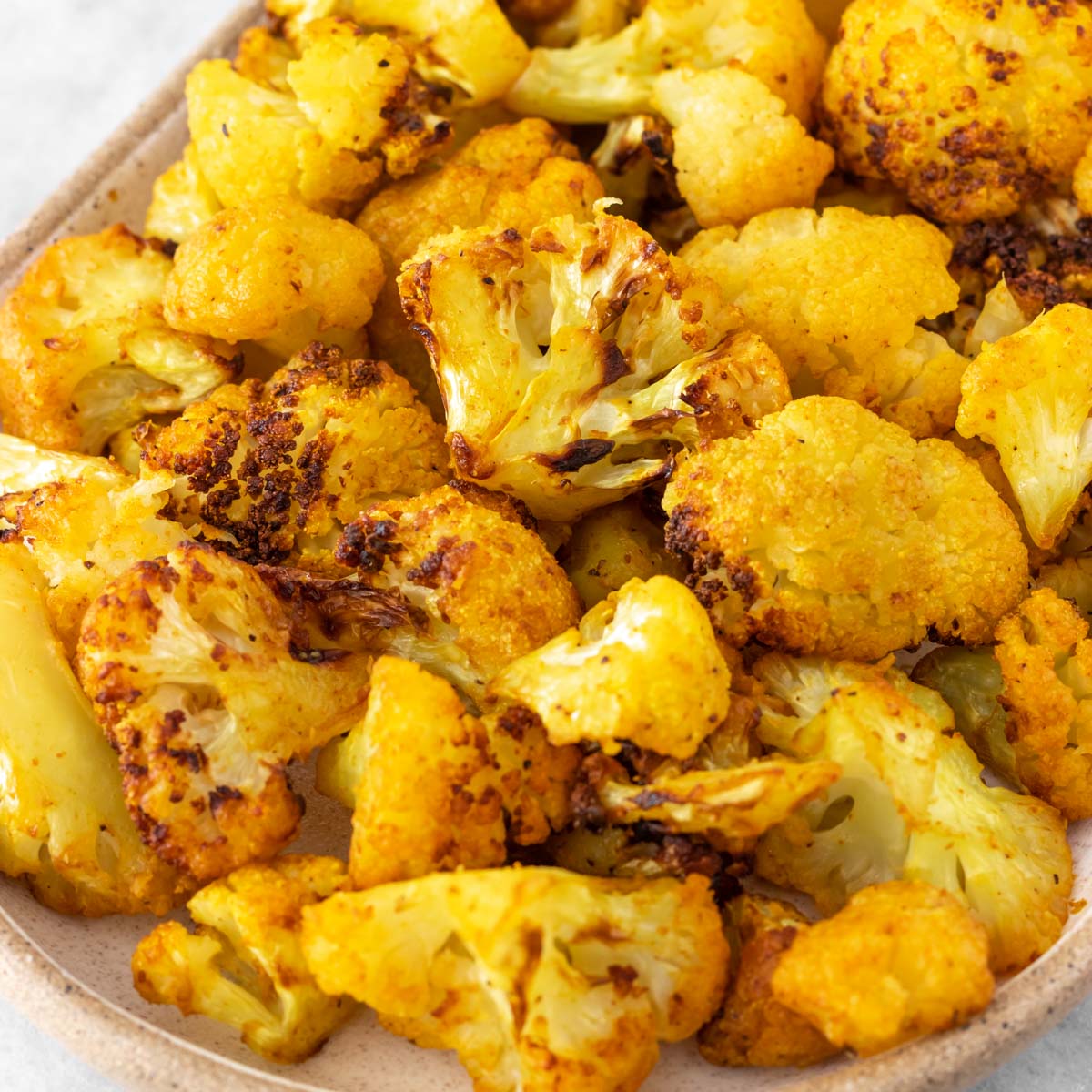 couve-flor assada na airfryer servida em um prato oval