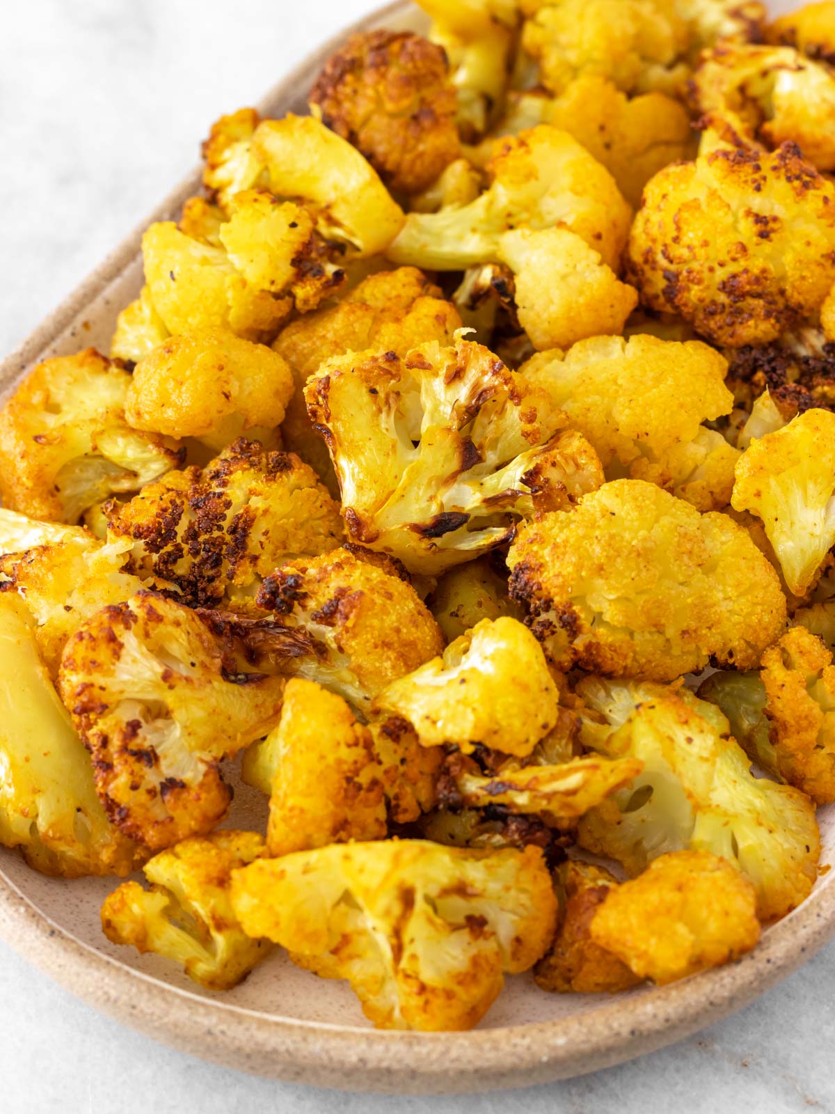 couve-flor assada na airfryer servida em um prato oval