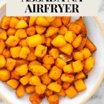 vista aérea de abóbora assada na airfryer dentro de um prato