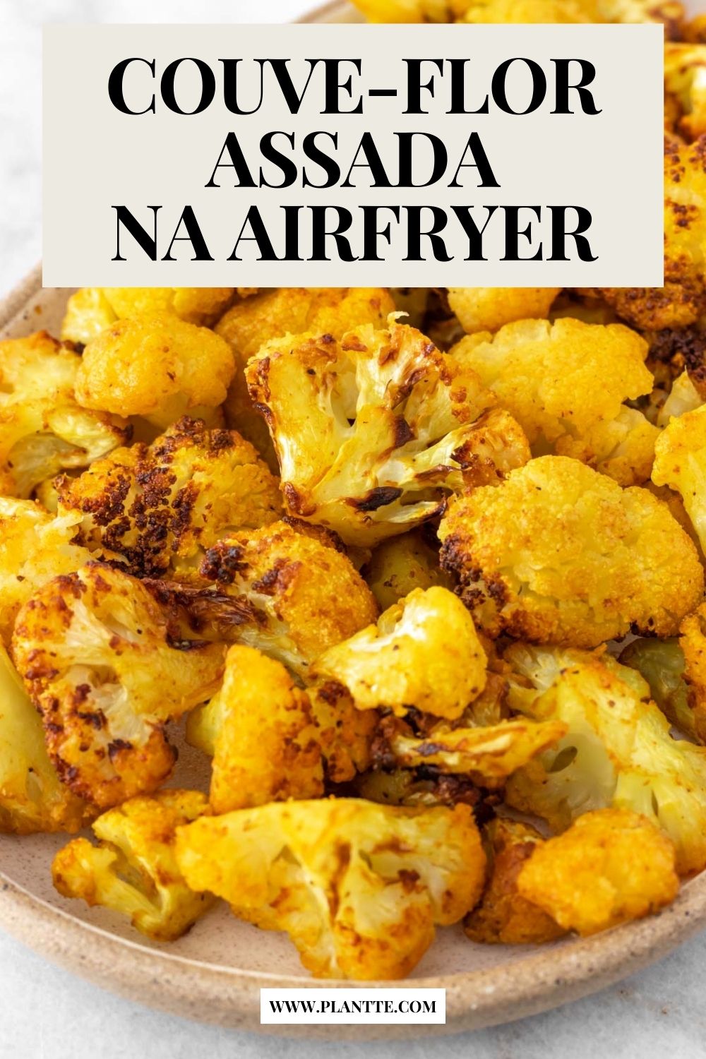 couve-flor assada na airfryer servida em um prato oval