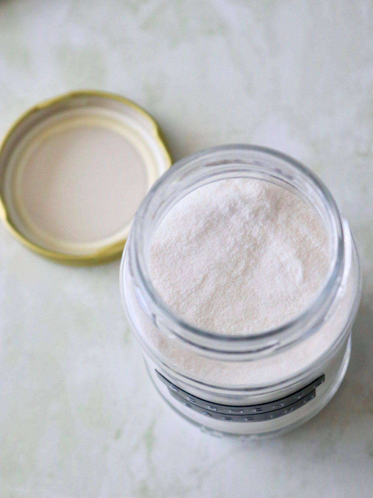 ingredientes do fermento químico caseiro misturados dentro de um pote