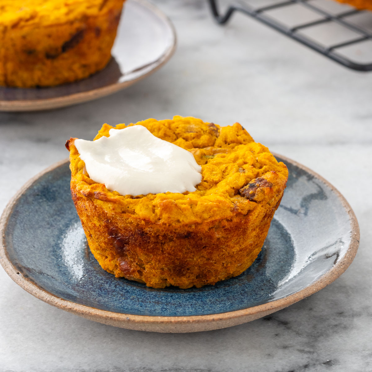 muffin de aveia com abóbora e cogumelos, coberto com maionese de castanha-de-caju, servido em um prato